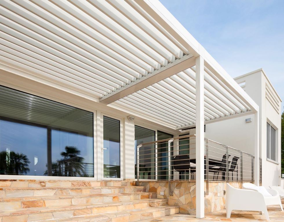 PERGOLA BIOCLIMATICA A LAMELLE ORIENTABILI ADDOSSATA VISION PRATIC